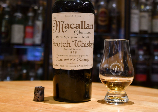 A garrafa de uísque Macallan de 1878 que revelou ser falsa. Foto: reprodução Facebook.