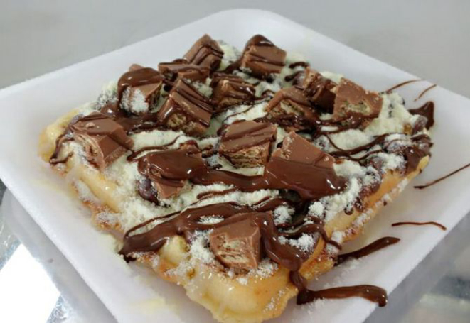 O food truck Império do Waffle estará presente no evento. O da foto, criado esse ano, é de beijinho com kitkat. Foto: divulgação