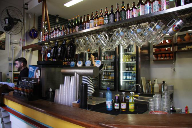 O Bar Vai Quem Quer só vende bebidas catarinenses. Há opções como água, sucos, refrigerantes locais, cachaças e uma infinidade de cervejas artesanais. Foto: Juliana Gomes.