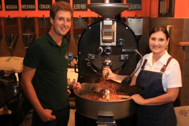 Gabriel Nunes, agrônomo da Nunes Coffee, e Geórgia Franco, mestre de torra do Lucca Café. Foto: Orleno Adriane/Divulgação