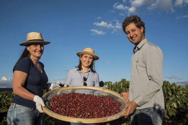Da esquerda para a direita: Geórgia Franco, mestre de torra do Lucca, Camila Franco, barista do Lucca, e Gabriel Nunes, agrônomo da Nunes Coffee. Foto: Divulgação