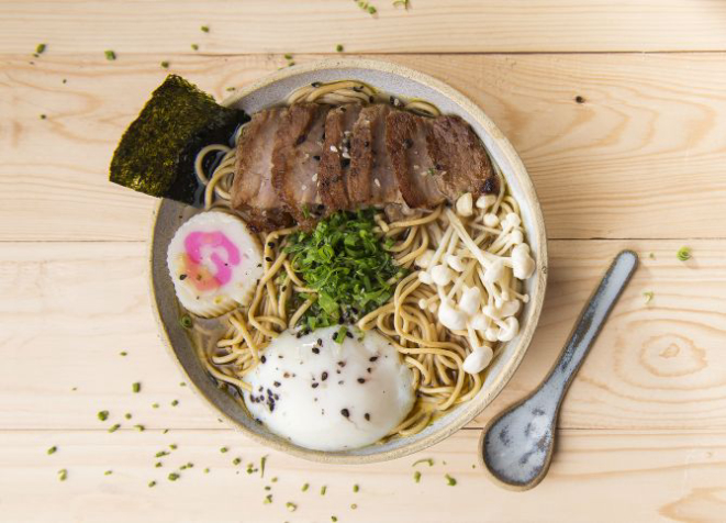 Lámen de picanha, massa de peixe, cogumelos, ovo e nori (alga). Foto: Letícia Akemi/Gazeta do Povo