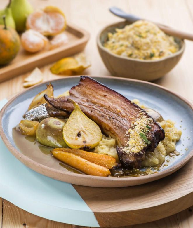 Costela suína ao molho de mexerica com purê de aipim, farofa, cenouras e peras, do chef Marcos Bortolozo, da Marbô Bakery. Foto: Letícia Akemi/Gazeta do Povo