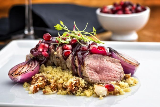 Cordeiro ao molho de romã com couscous marroquino. Foto: Letícia Akemi/Gazeta do Povo