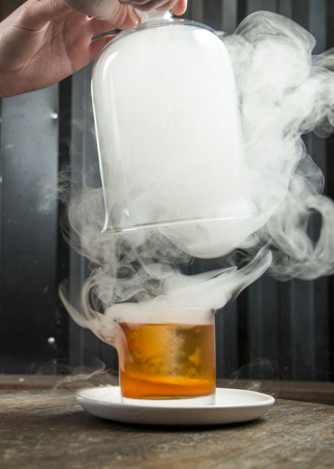 O Old Fashioned é envelhecido em barrica de carvalho e pode ser defumado na hora, caso o cliente queira um sabor mais intenso. Foto: Hugo Harada/Gazeta do Povo