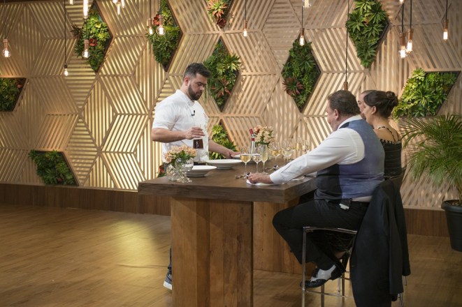 Pablo Oazen apresenta seu menu aos jurados. Foto: Band