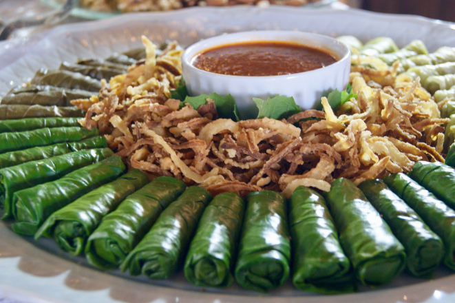 Charutinhos de folha de uva e repolho do Nayme. Foto: divulgação.