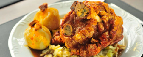 Novo restaurante alemão de Curitiba tem joelho de porco à pururuca