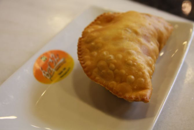 Não há turista que deixe o mercado sem pisar no famoso Box 32. A atração do restaurante é o pastel de camarão. Foto: Juliana Gomes.