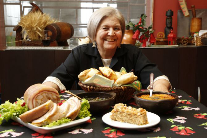 Ximena Leon de La Barra, chilena que mora em Curitiba e vende suas empanadas em feiras da cidade. Foto: Henry Milléo/Gazeta do Povo