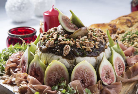 Terrine de queijo roquefort com figos frescos, parma e castanhas