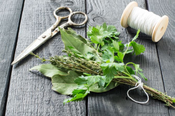 A composição clássica do bouquet garni leva tomilho, salsinha, louro, alho-poró e salsão. Foto: BigStock