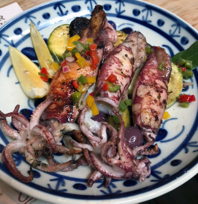 Lula na brasa, prato vendido na calçada do Olivença durante os sábados. Foto: Divulgação