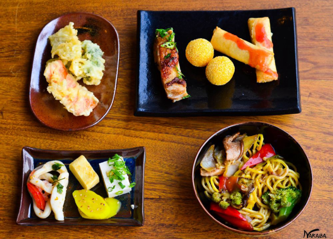 Alguns dos pratos quentes servidos no buffet do Nakaba, e que possuem versões completas no cardápio. Foto: Melissa Teixeira/divulgação