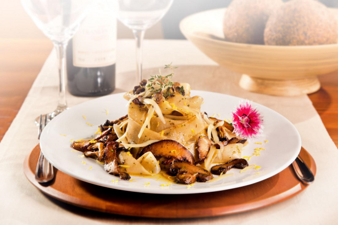 Os fungos também são servidos com massa no bistrô. A receita inclui mix de cogumelos e azeite trufado. Foto: Divulgação.