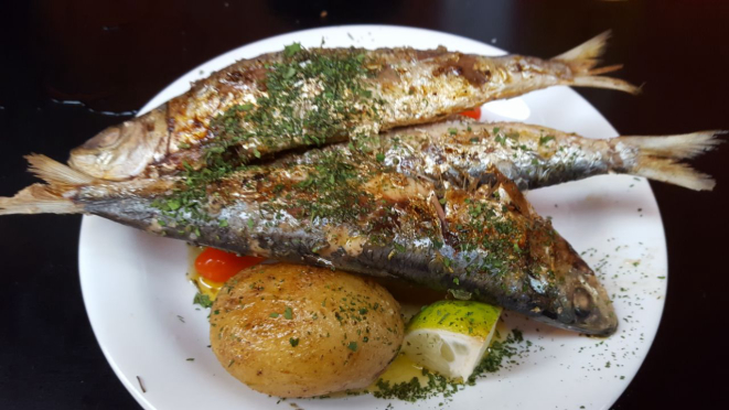 Sardinha na brasa de A Ostra Bebada. Foto: Andrea Torrente/Gazeta do Povo.