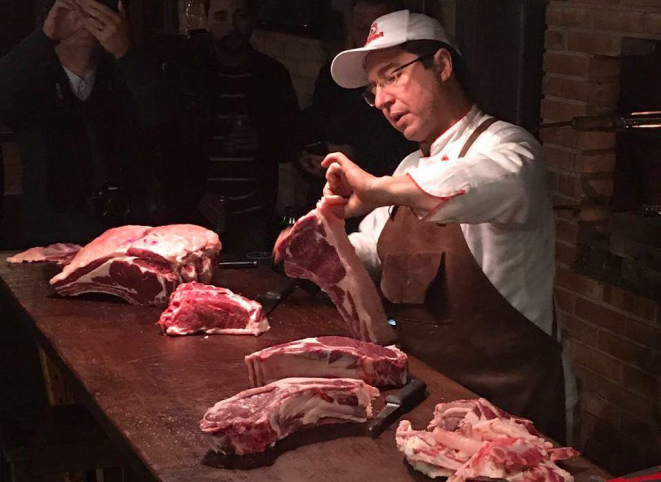 O açougueiro Marcelo Bolinha ministra cursos pelo país e também faz consultoria. Foto: arquivo pessoal.