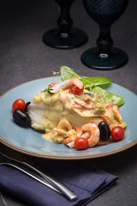 Bacalhau dourado com camarões