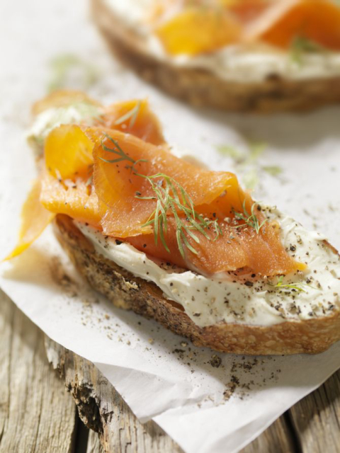 Bruschetta de salmão e molho cremoso