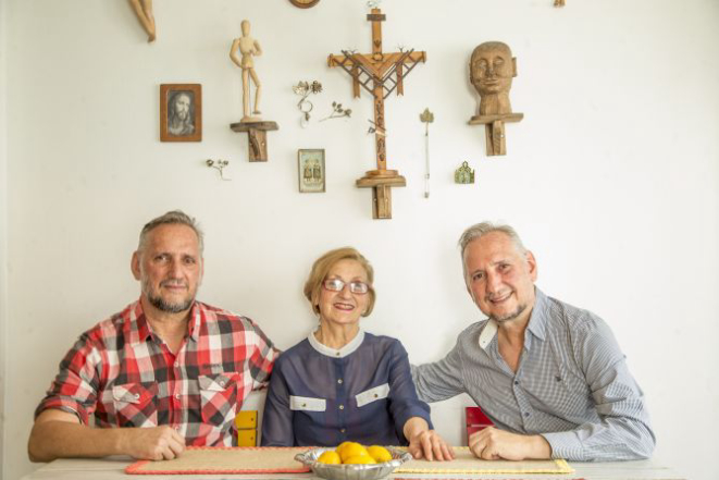 Concettina D'Amico Cava entre os filhos Franco (à esquerda) e Antônio, responsável pelo almoço. Foto: Hugo Harada/Gazeta do Povo