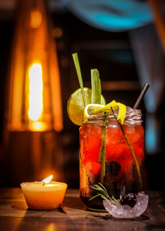 A caipirinha Sauna, do Lotus Sunset, é a receita original acrescida de capim-santo, citronela e redução de maracujá ou jabuticaba. Foto: Fábio Albuquerque/divulgação