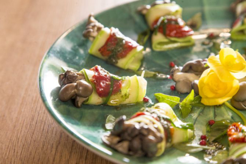 Involtine de abobrinha com shimeji