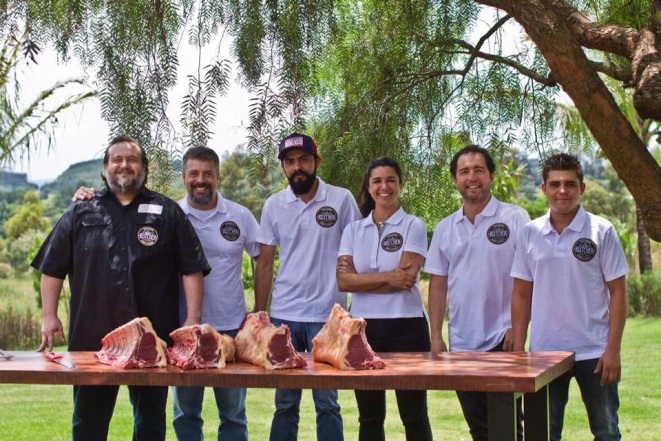 O time brasileiro que vai ao World Butcher Challenge tem um paranaense e um gaúcho participando (ambos na direita). Foto: divulgação