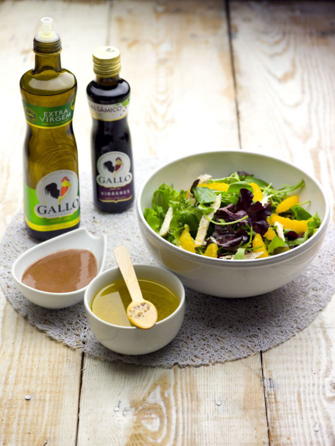 Salada de folhas com tiras de frango e gomos de laranja. Foto: divulgação.