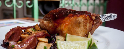 Mezanino das Artes vira restobar e cria sequência de pratos “bacon is life”