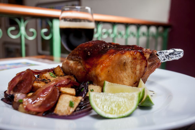 O Amazing Bacon Ribs é um dos novos pratos com bacon do Mezanino. Foto: Marcelo Cozzo/divulgação.