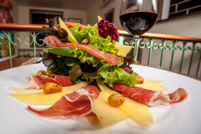 A salada da casa leva presunto cru, lascas de parmesão e castanhas de caju. Foto: Marcelo Cozzo/divulgação