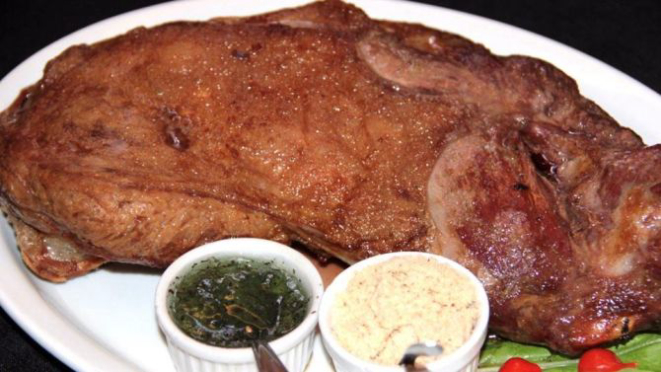 Paleta de cordeiro prato muito popular no Restaurante e Churrascaria Santo Antonio. Foto: Divulgação