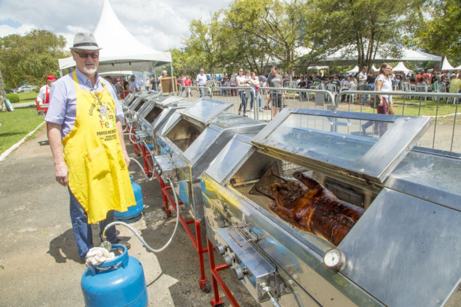 Porco no rolete à moda de Toledo, no interior do Paraná. Festival do Churrasco de Curitiba. Foto: Hugo Harada/Gazeta do Povo.