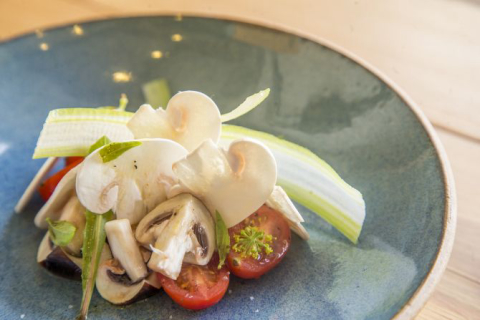 Salada de cogumelo Paris, tomate e salsão