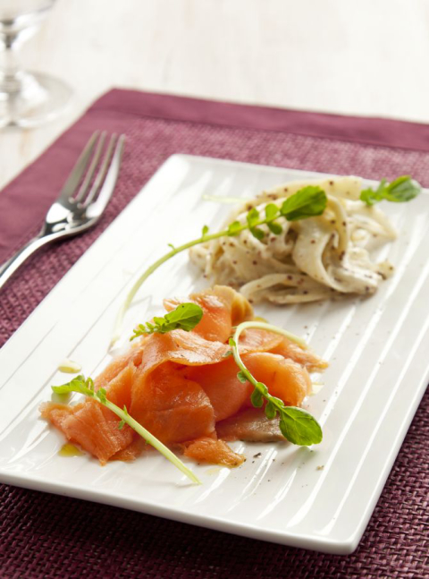 Salmão defumado com erva doce e maionese de mostarda em grão