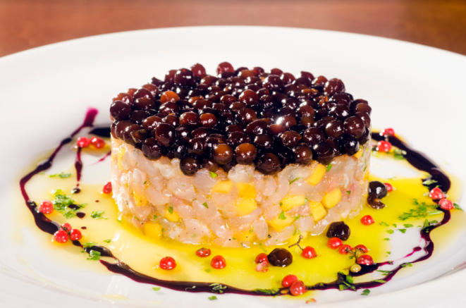 Tartar de peixe com caviar de tapioca. Foto: Divulgação