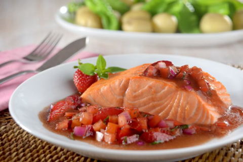 Vinagrete de morango com salmão grelhado