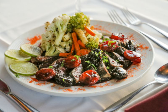 Magret de pato ao molho chutney com damasco e tâmaras. Foto: Hugo Harada/Gazeta do Povo.