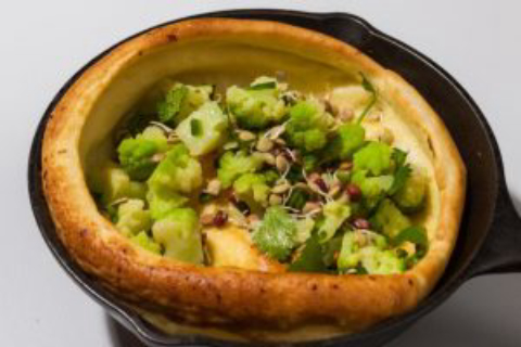 Panqueca “Dutch Baby” de couve-flor e jalapeño