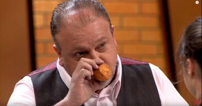 Erick Jacquin comparou a coxinha feita por Tereza com o nariz do escritor francês Cyrano de Begerac. Foto: Reprodução/Band