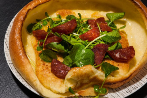 Panqueca “Dutch Baby” com chorizo e agrião