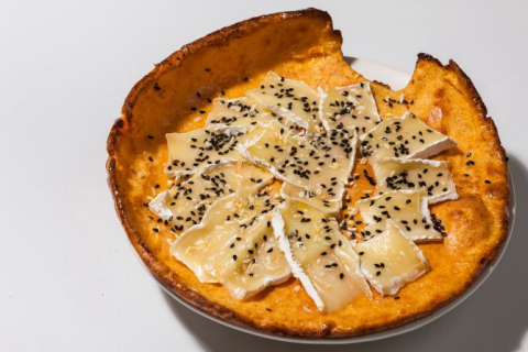 Panqueca “Dutch Baby” picante com queijo brie
