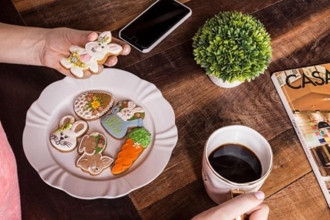 As bolachas com detalhes de rendas demoram cerca de 1 hora para serem decoradas. Foto: Divulgação<br>