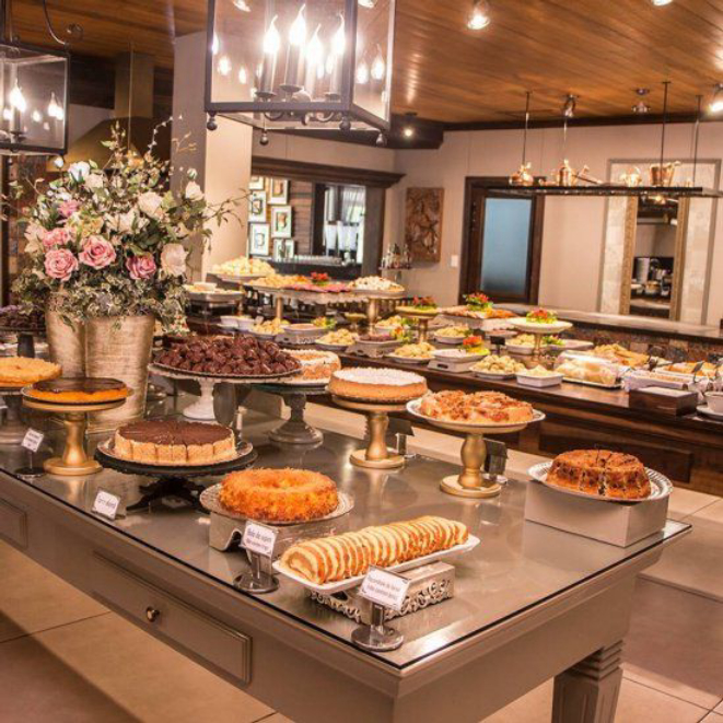 O café colonial da Fluss Haus oferece dezenas de pratos típicos da culinária alemã, além dos doces fabricados na casa. Foto: Divulgação<br>