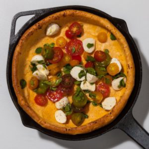 Panqueca “Dutch Baby” com tomate e muçarela