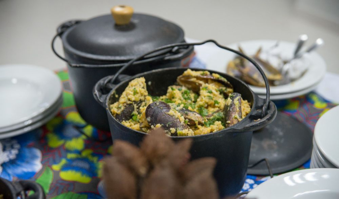 O arroz lambe lambe é conhecido pelo sabor, pela facilidade do preparo e por uma característica única: deve ser comido com as mãos, usando as próprias cascas dos mariscos como talheres. Foto: Divulgação