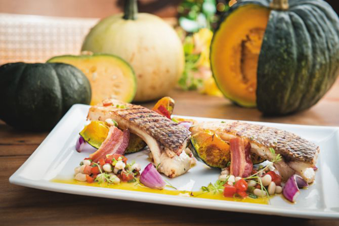 Tambaqui na brasa, receita do chef Ivan Lopes que é servida com vinagrete de feijão fradinho e mandioca frita. Foto: Letícia Akemi/Gazeta do Povo