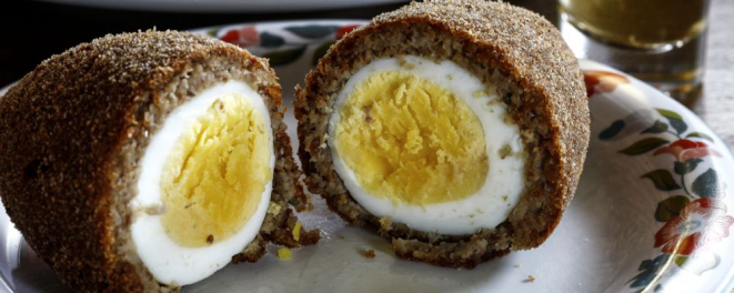 O bolovo é um quibe com um ovo cozido dentro. Foto: André Rodrigues / Gazeta do Povo.