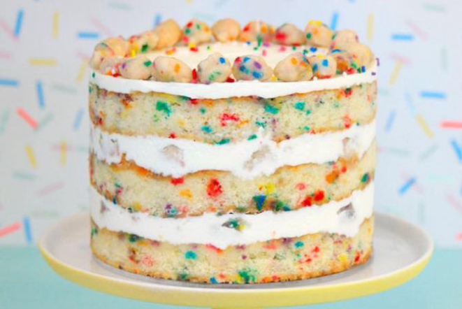 Bolo de aniversário colorido e sem cobertura criado pela chef Christina Tosi. Foto: Reprodução/Facebook