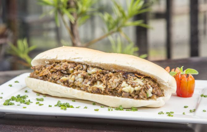 Passo a passo do preparo de sanduiche de carne loca do Aurora bar